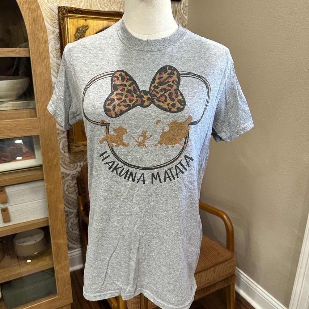 Disney Gray Women’s Hakuna Matata T-Shirt size small